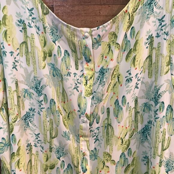 ✨Torrid Abbey Georgette Button Back Blouse - Picture 9 of 9